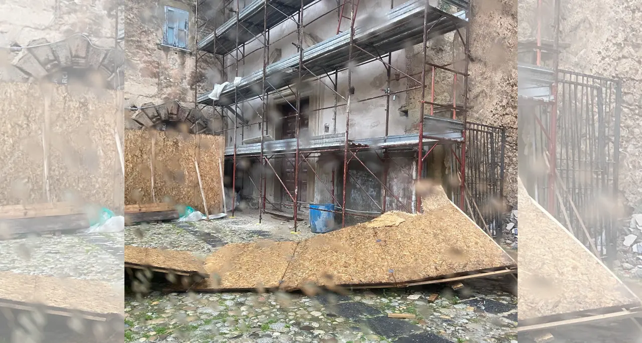 Scuole aperte a Tropea nonostante l’allerta:\u00A0l’impalcatura di un cantiere si abbatte all’ingresso del Liceo scientifico\n