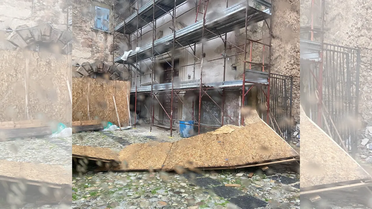 Scuole aperte a Tropea nonostante l’allerta:\u00A0l’impalcatura di un cantiere si abbatte all’ingresso del Liceo scientifico\n