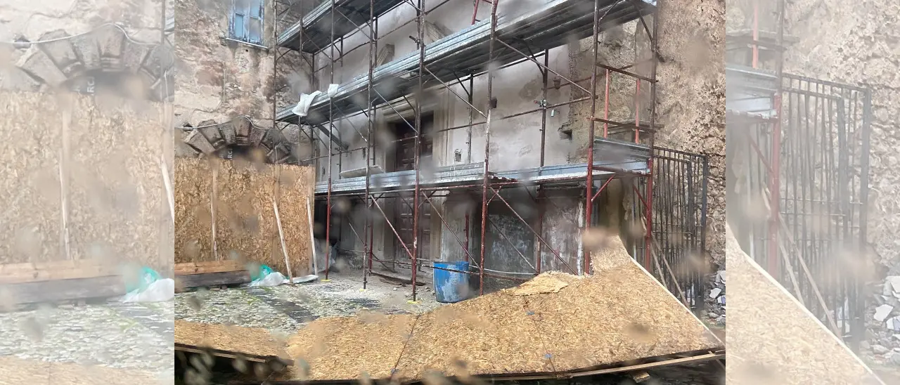 Scuole aperte a Tropea nonostante l’allerta:\u00A0l’impalcatura di un cantiere si abbatte all’ingresso del Liceo scientifico\n