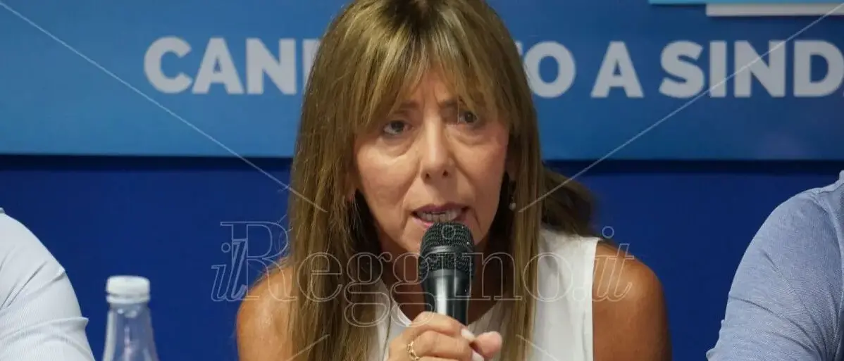 Tilde Minasi denuncia gli insulti sessisti: una scelta di dignità oltre le appartenenze\n