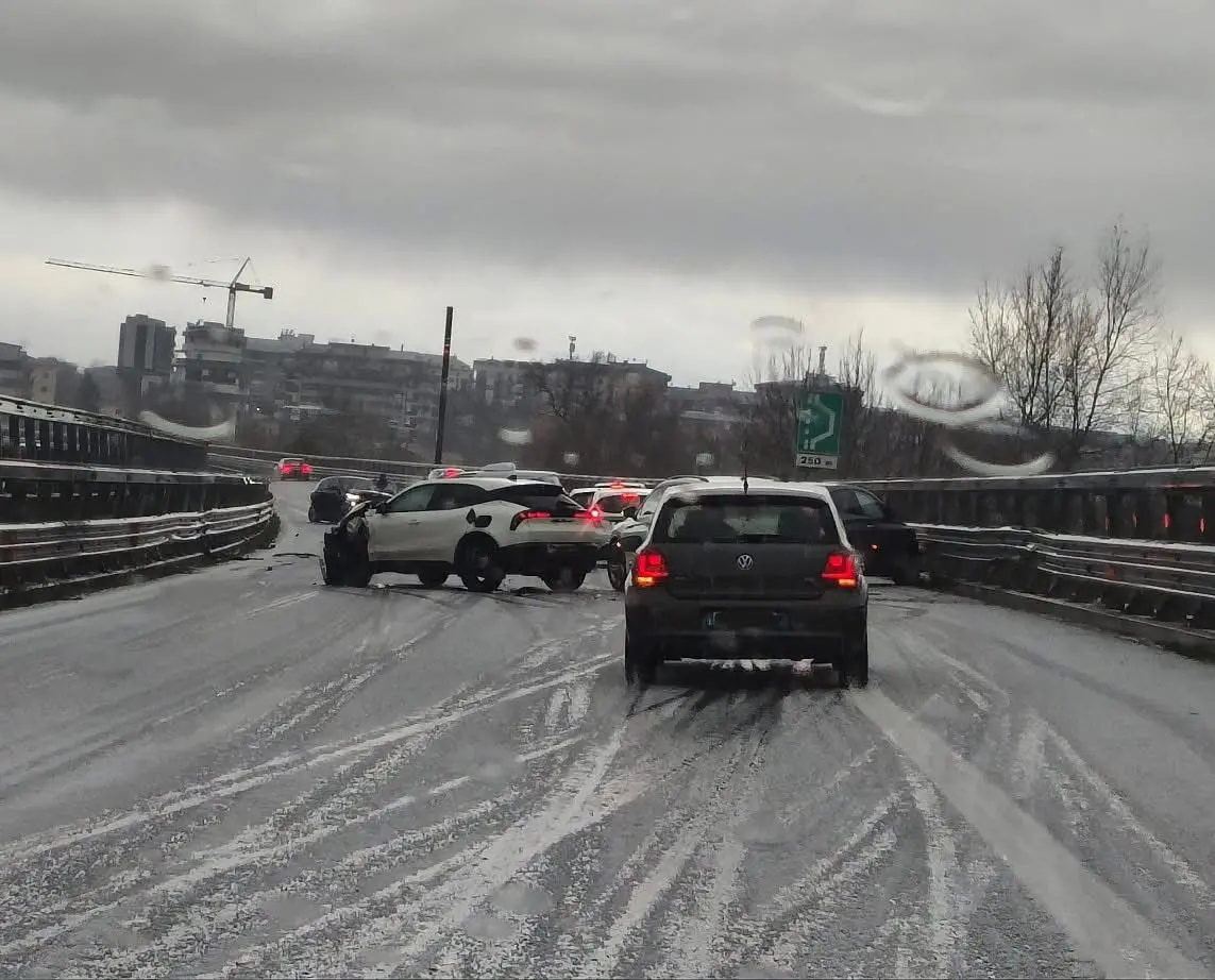 Una grandinata si abbatte sull’hinterland di Cosenza. Due incidenti sull’A2 nei pressi del capoluogo: feriti\n\n\n