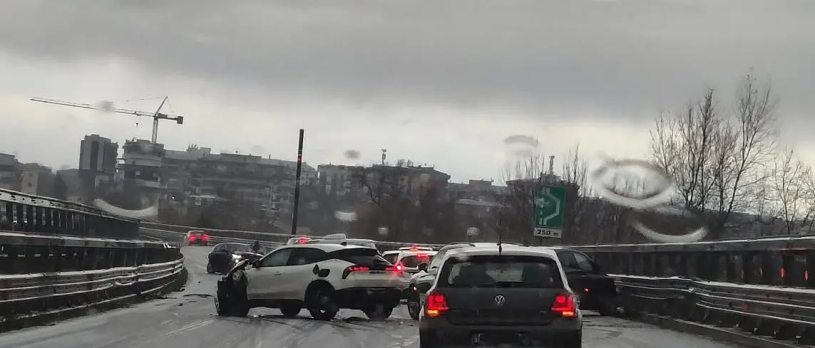 Una grandinata si abbatte sull’hinterland di Cosenza. Due incidenti sull’A2 nei pressi del capoluogo: feriti\n\n\n