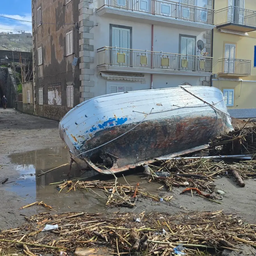 <p>Mareggiate sul Tirreno, un’onda anomala si abbatte sul lungomare (già a pezzi) di Fuscaldo</p>
