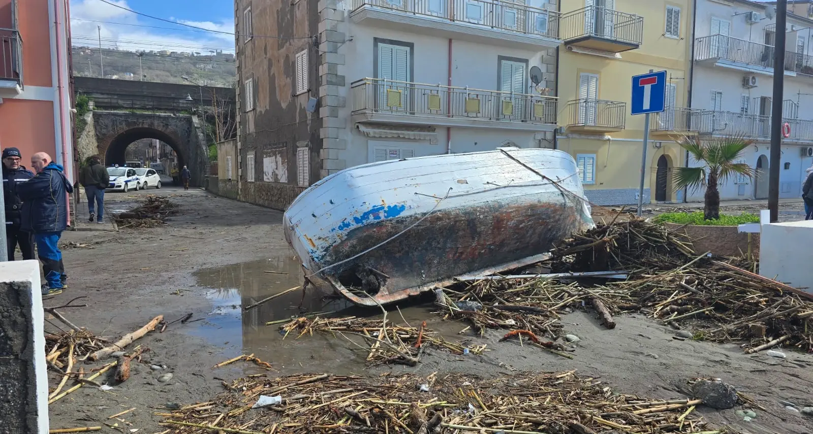 Mareggiate sul Tirreno, un’onda anomala si abbatte sul lungomare (già a pezzi) di Fuscaldo\n