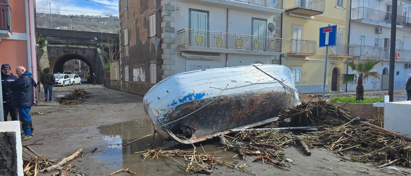 Mareggiate sul Tirreno, un’onda anomala si abbatte sul lungomare (già a pezzi) di Fuscaldo\n