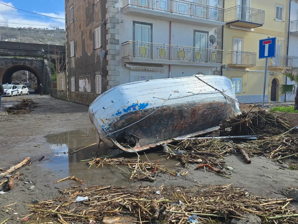 Mareggiate sul Tirreno, un’onda anomala si abbatte sul lungomare (già a pezzi) di Fuscaldo