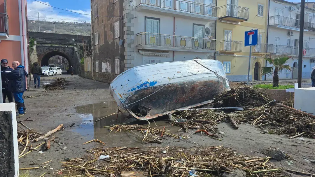 Onda anomala si abbatte sul lungomare  di Fuscaldo