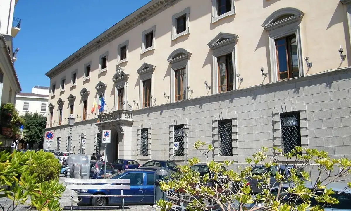 Iter e spese per l’albero di Natale “fantasma”, nessuna chiarezza in commissione Ambiente e Lavori Pubblici\n