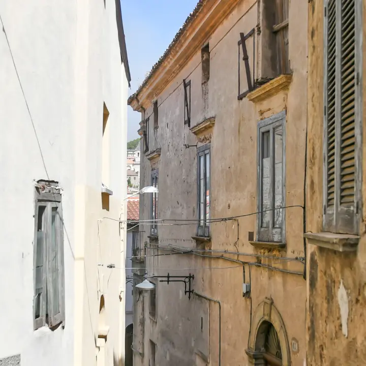 <p>Sempre meno abitanti, sempre più <span style=\"color:hsl(0, 75%, 60%);\">case vuote</span>: in Calabria quasi una su due è disabitata</p>