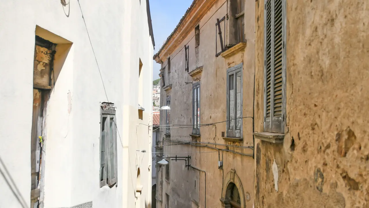 Sempre meno abitanti, sempre più case vuote: in Calabria quasi una su due\u00A0è disabitata\n