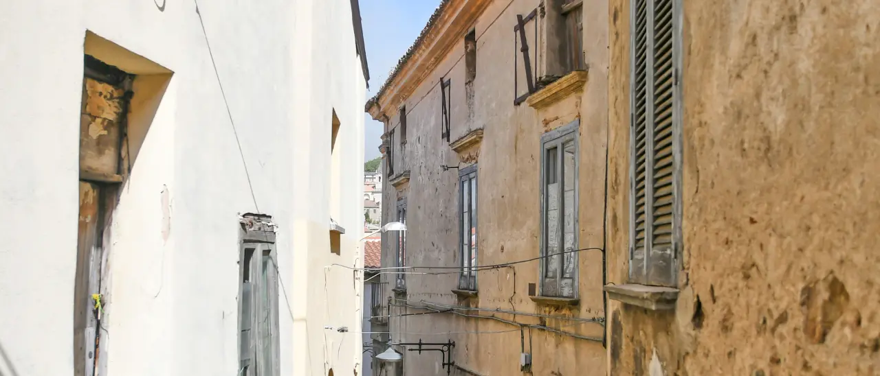 Sempre meno abitanti, sempre più case vuote: in Calabria quasi una su due\u00A0è disabitata\n