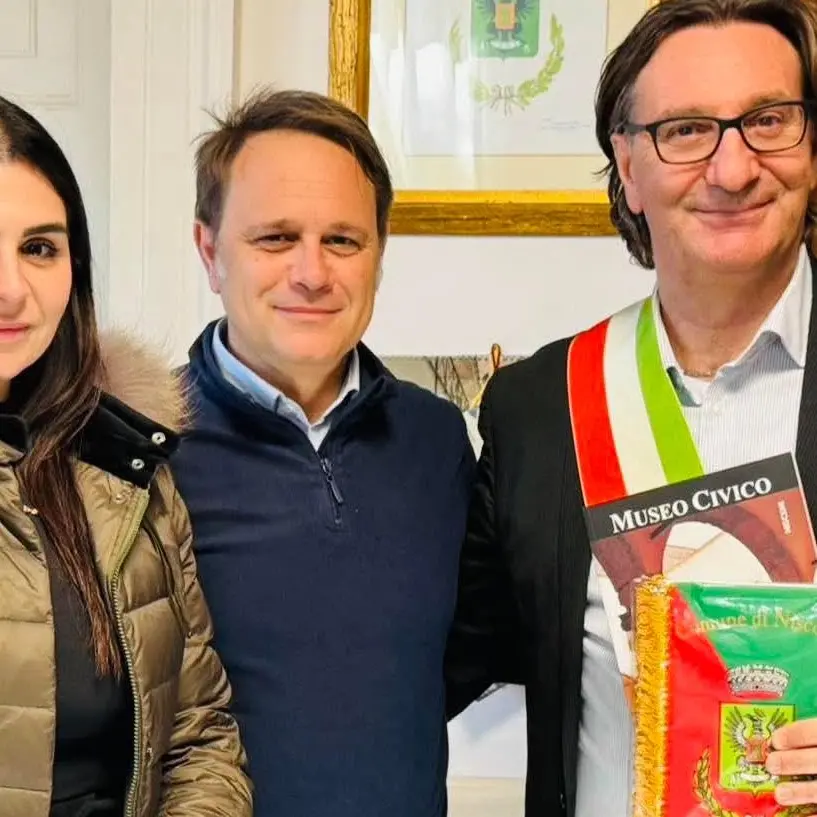 Gioia Tauro vicina a Niscemi. Visita istituzionale nelle scuole: donazione di libri e vicinanza concreta alla comunità colpita dall’emergenza\n