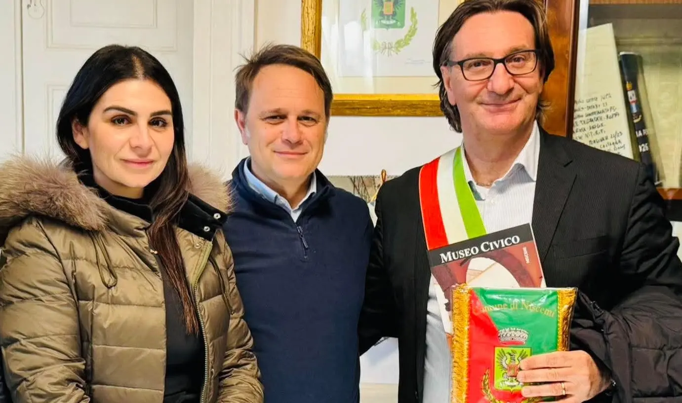 Gioia Tauro vicina a Niscemi. Visita istituzionale nelle scuole: donazione di libri e vicinanza concreta alla comunità colpita dall’emergenza\n