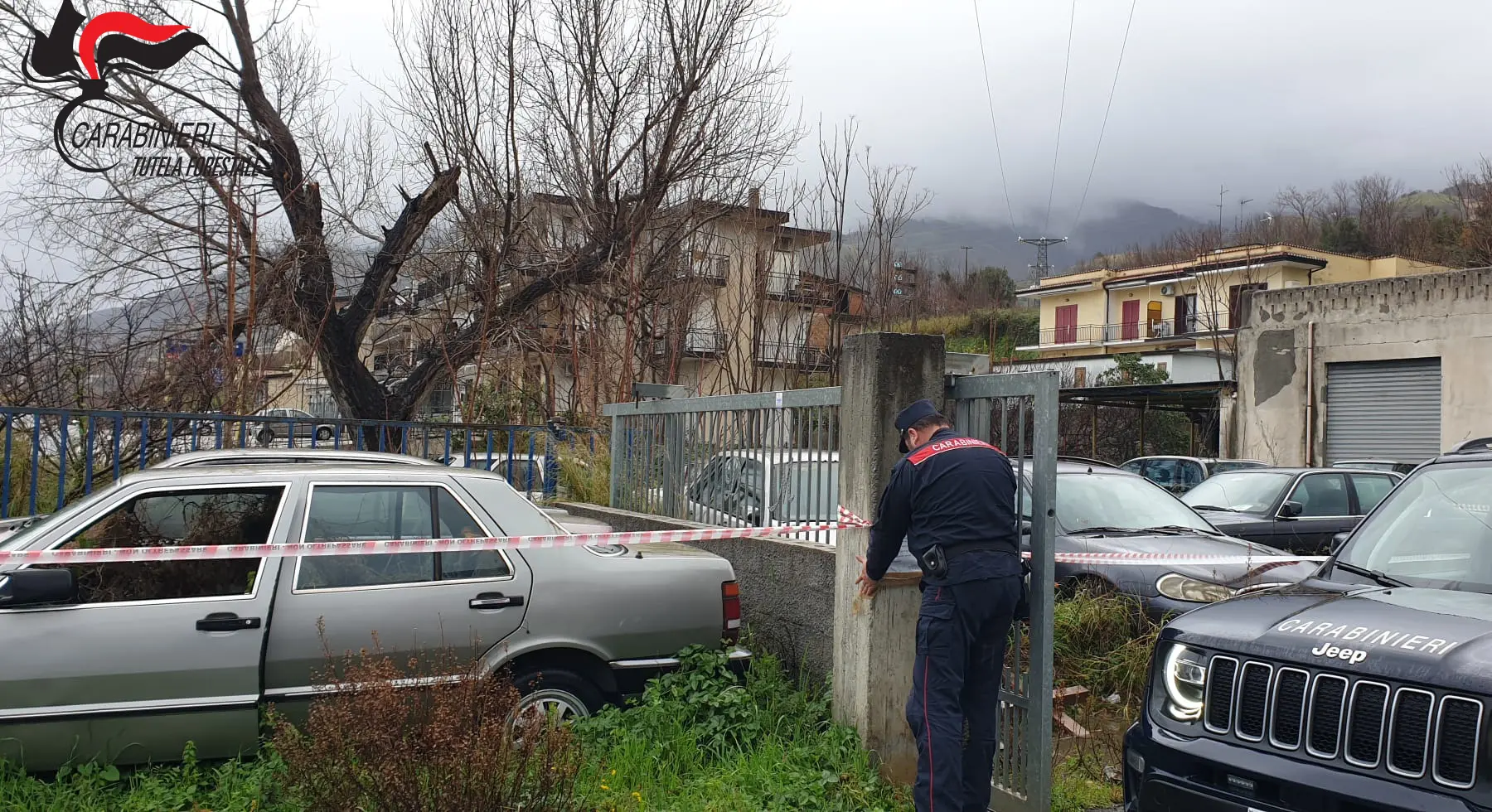 Cimitero di auto a San Lucido, sequestrata area con 33 veicoli abbandonati\n