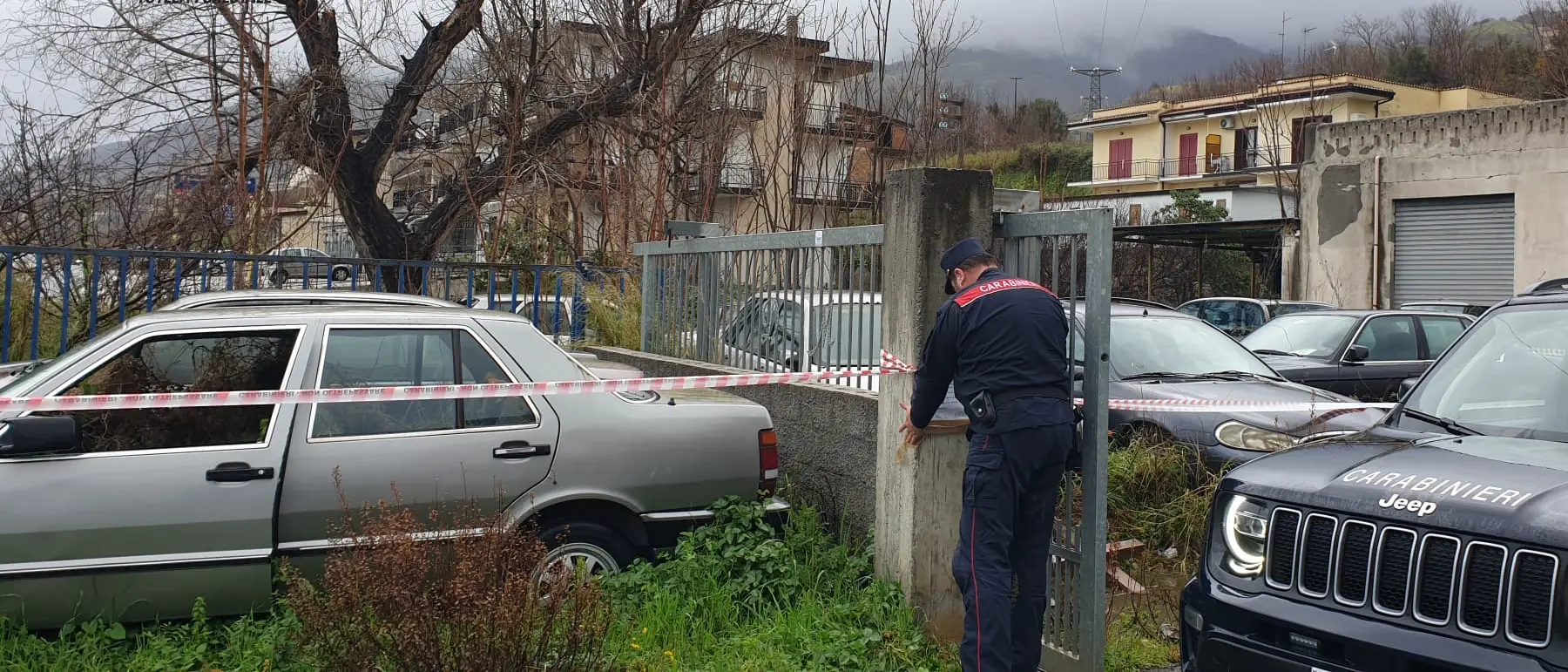 Cimitero di auto a San Lucido, sequestrata area con 33 veicoli abbandonati\n