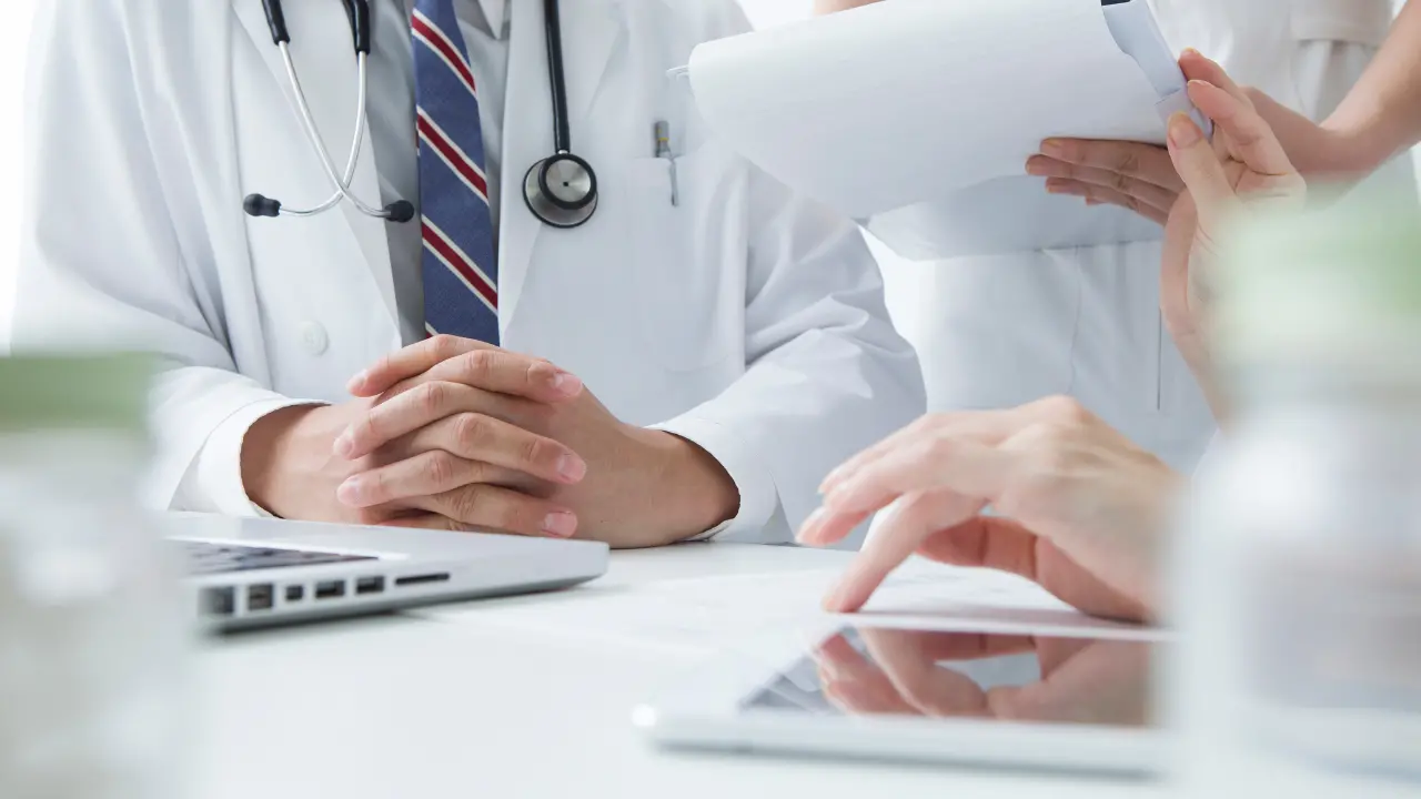 <p>False prescrizioni per rimborsi di ausili e protesi, così avrebbero <span style=\"color:hsl(0, 75%, 60%);\">truffato l’Asp</span> per quasi 300mila: coinvolti anche due medici</p>