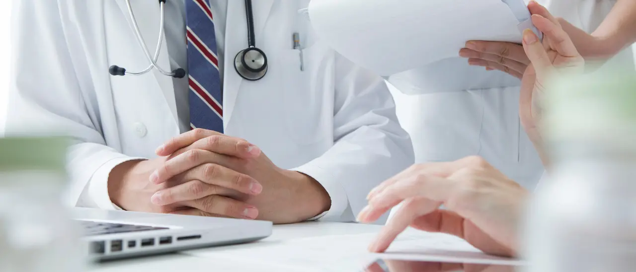 False prescrizioni per rimborsi di ausili e protesi, così avrebbero truffato l’Asp\u00A0per quasi 300mila: coinvolti anche due medici\n