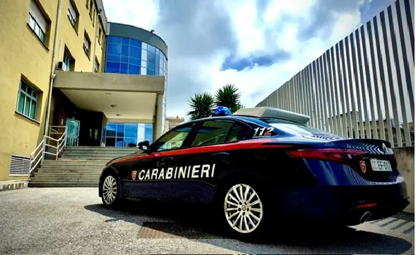 Ruba un’auto dal parcheggio dell’ospedale Pugliese, i militari lo seguono con il gps fino a Lamezia Terme\n