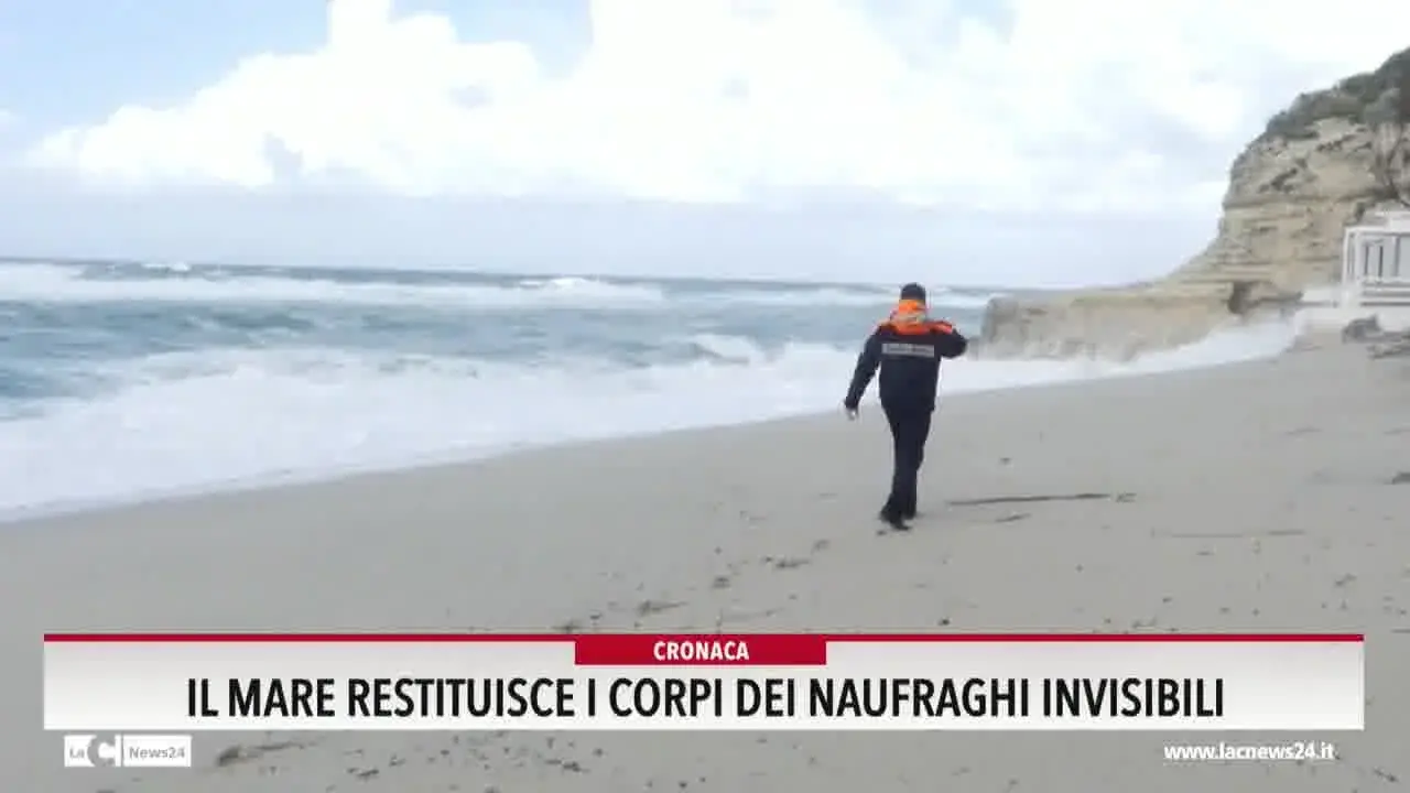 Il mare restituisce i corpi dei naufraghi invisibili