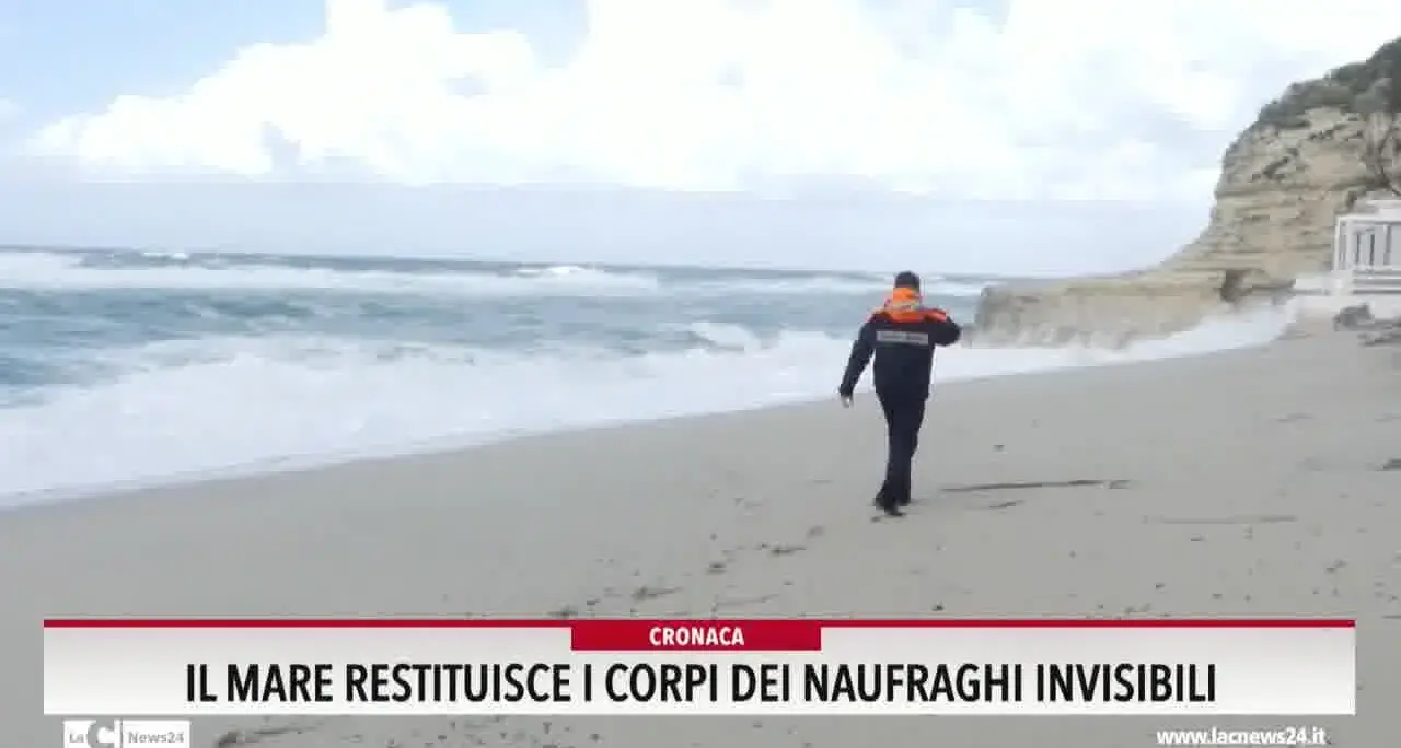 <p>Il mare restituisce i corpi dei naufraghi invisibili</p>