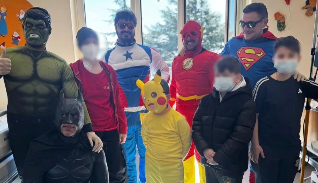 Catanzaro, i “supereroi” visitano i\u00A0reparti pediatrici dell’Azienda Dulbecco per sostenere i piccoli pazienti\n