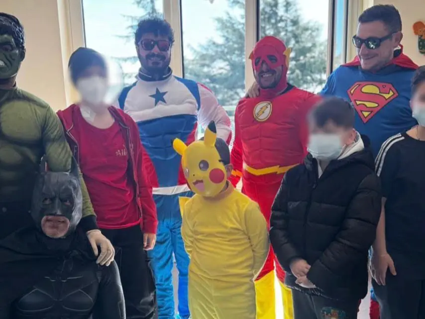 Catanzaro, i “supereroi” visitano i reparti pediatrici dell’Azienda Dulbecco per sostenere i piccoli pazienti