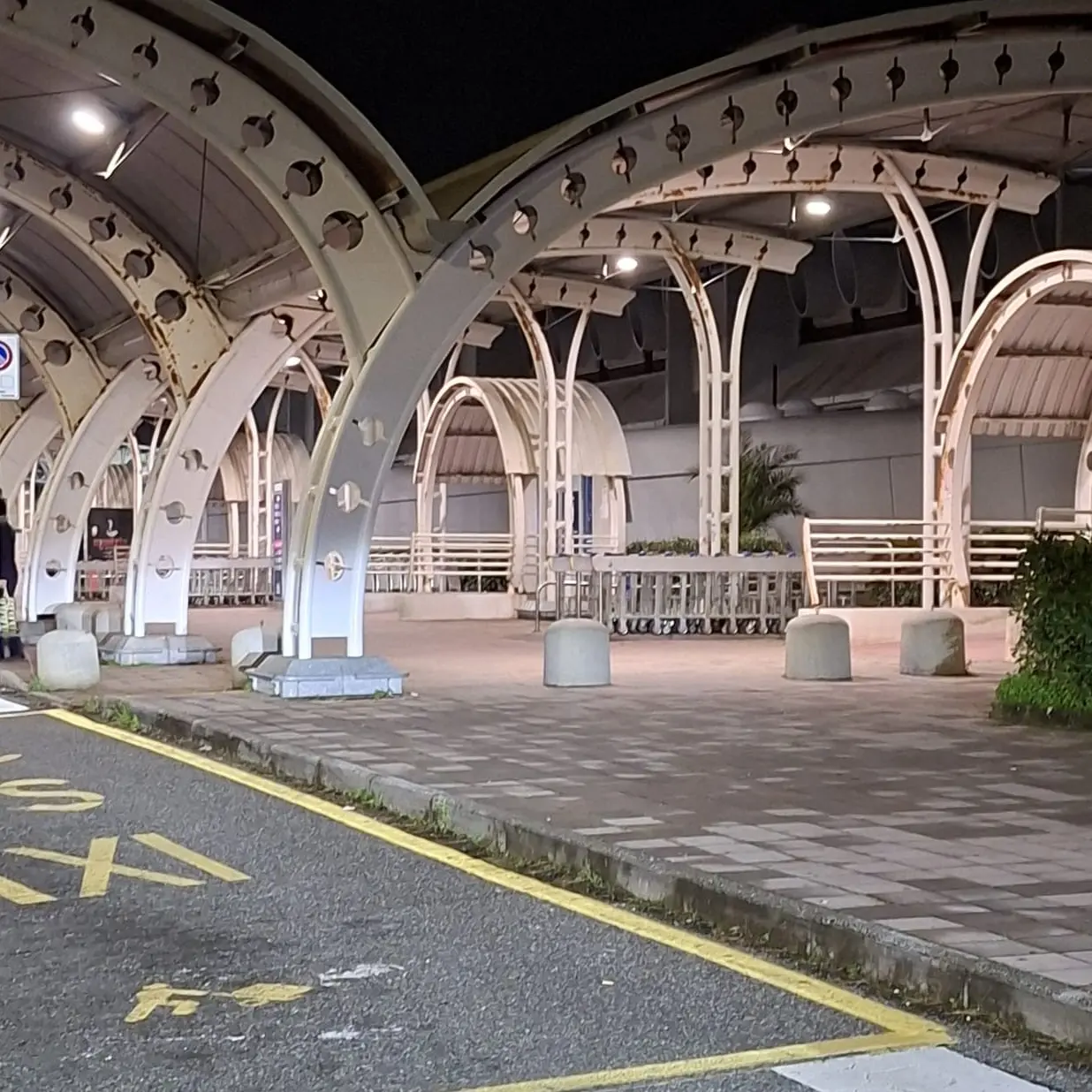 L’ingresso all’aeroporto di Lamezia diventa Ztl, protestano Ncc e agenzie di viaggio: «Nuove regole violano le normative vigenti»\n