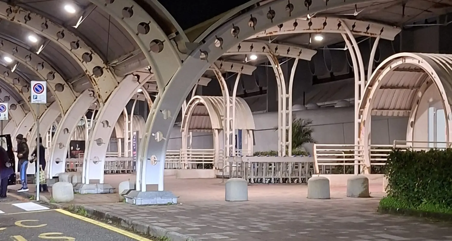 L’ingresso all’aeroporto di Lamezia diventa Ztl, protestano Ncc e agenzie di viaggio: «Nuove regole violano le normative vigenti»\n