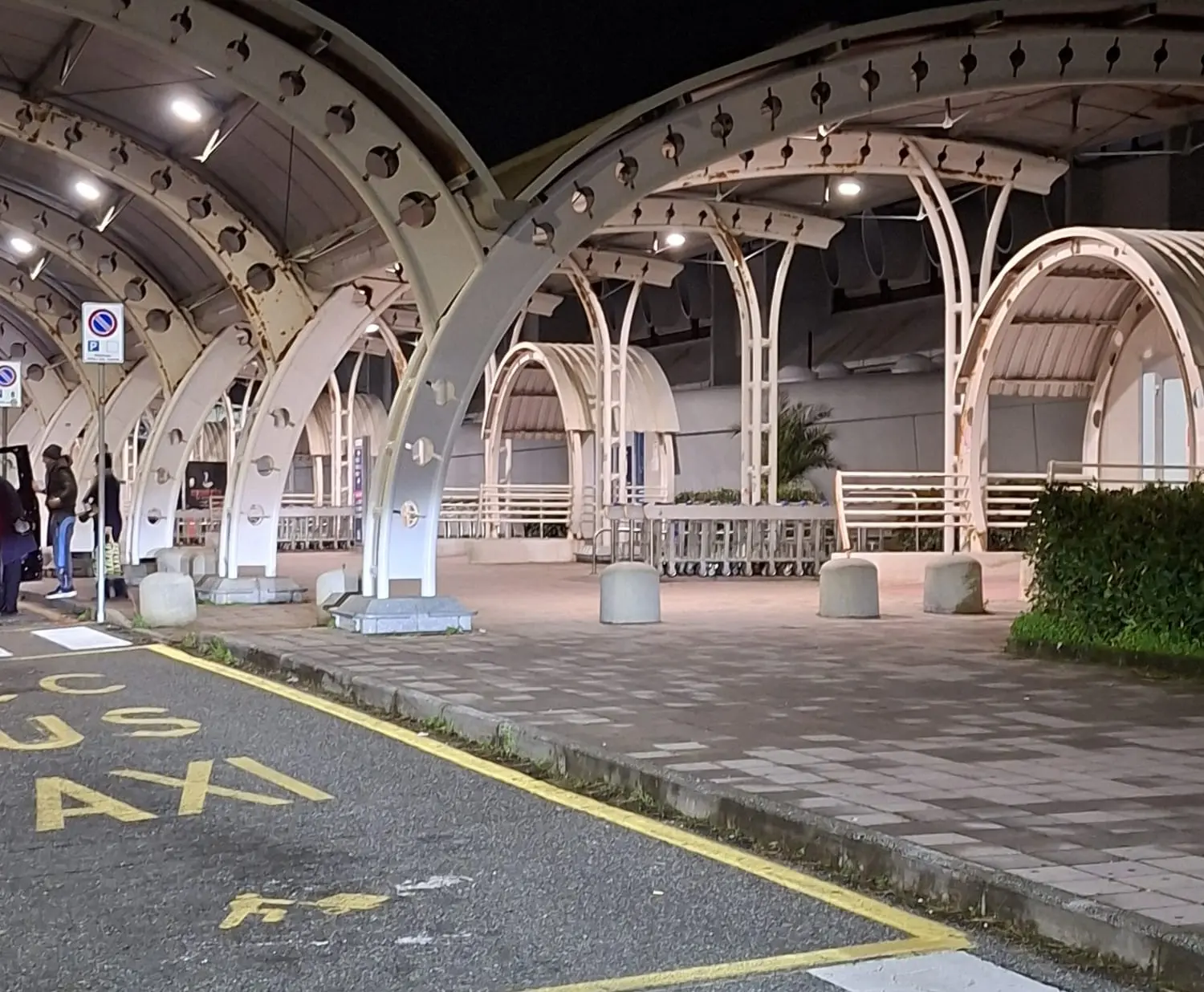 L’ingresso all’aeroporto di Lamezia diventa Ztl, protestano Ncc e agenzie di viaggio: «Nuove regole violano le normative vigenti»\n