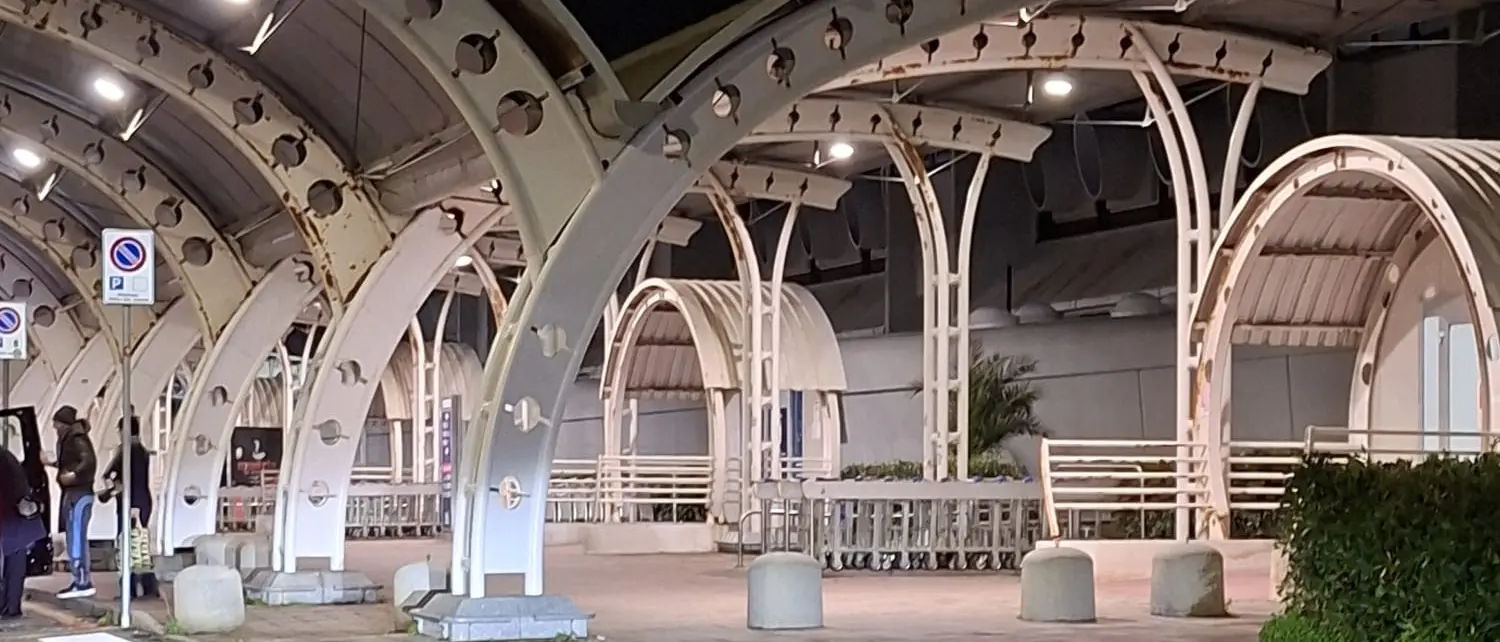 L’ingresso all’aeroporto di Lamezia diventa Ztl, protestano Ncc e agenzie di viaggio: «Nuove regole violano le normative vigenti»\n