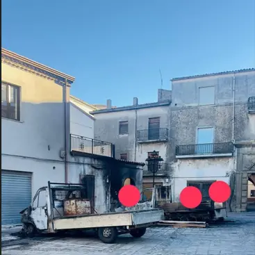 <p>Terranova da Sibari, <span style=\"color:hsl(0, 75%, 60%);\">incendiati </span>i mezzi di una ditta edile che lavora alla restaurazione del Castello Ducale</p>