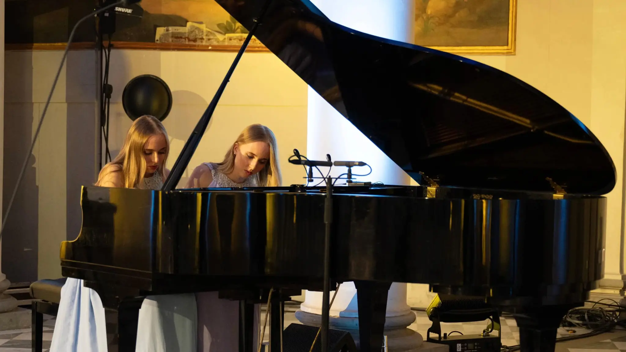 <p>Eleonora e Beatrice Dallagnese</p>\\n