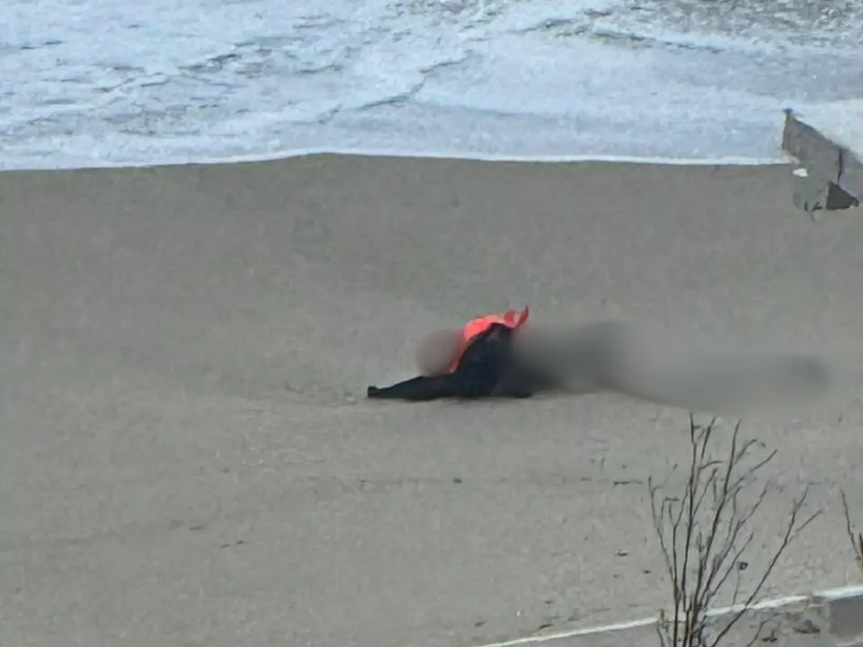 Corpo restituito dal mare a Tropea, l’indizio dal giubbotto di salvataggio: era partito dal Nord Africa