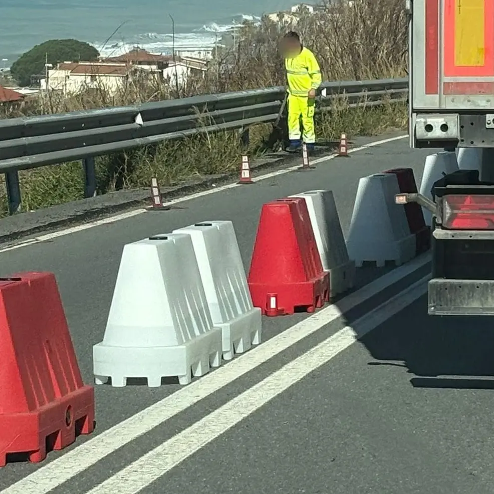 Frana nella collinetta che costeggia la statale 18, deviazione di carreggiata all’altezza di Acquappesa\n