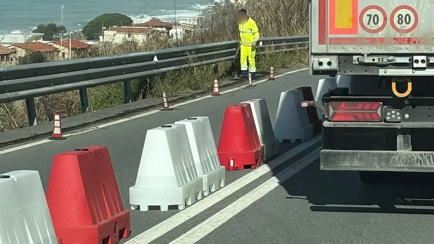 <p>Il tratto di strada interessato dalla frana</p>\\n