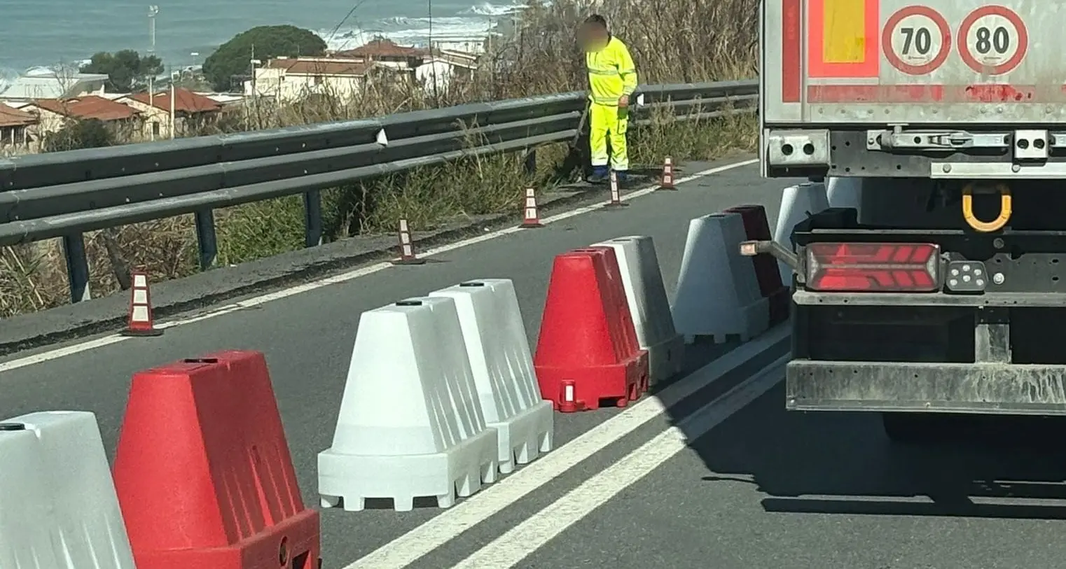 Frana nella collinetta che costeggia la statale 18, deviazione di carreggiata all’altezza di Acquappesa\n