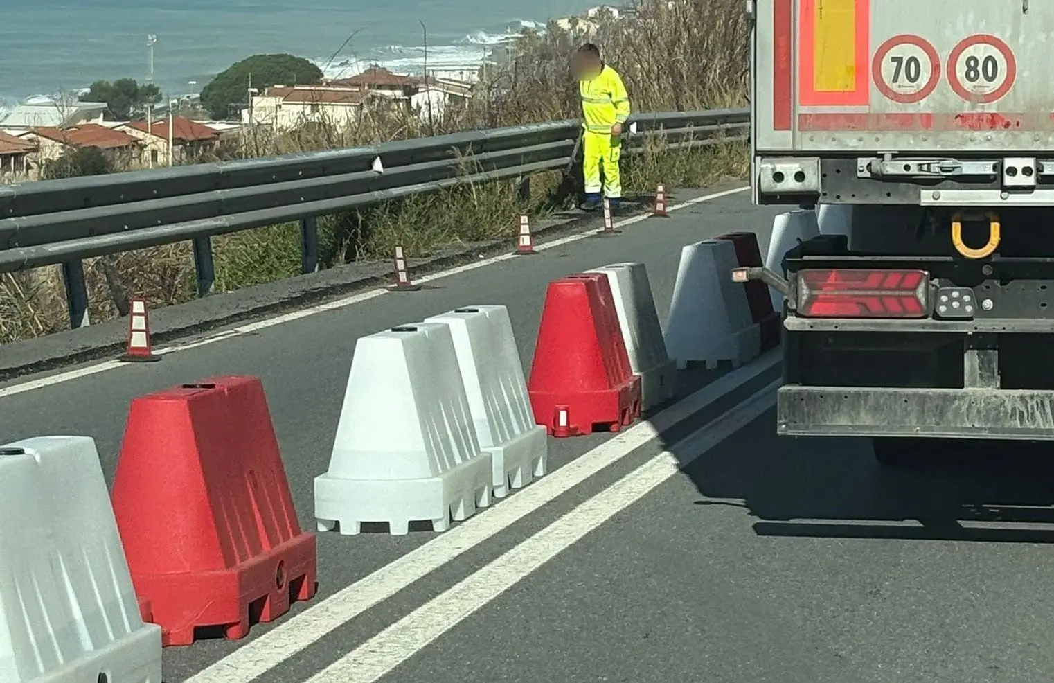 Frana nella collinetta che costeggia la statale 18, deviazione di carreggiata all’altezza di Acquappesa\n