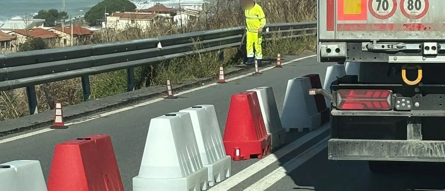 Frana nella collinetta che costeggia la statale 18, deviazione di carreggiata all’altezza di Acquappesa\n