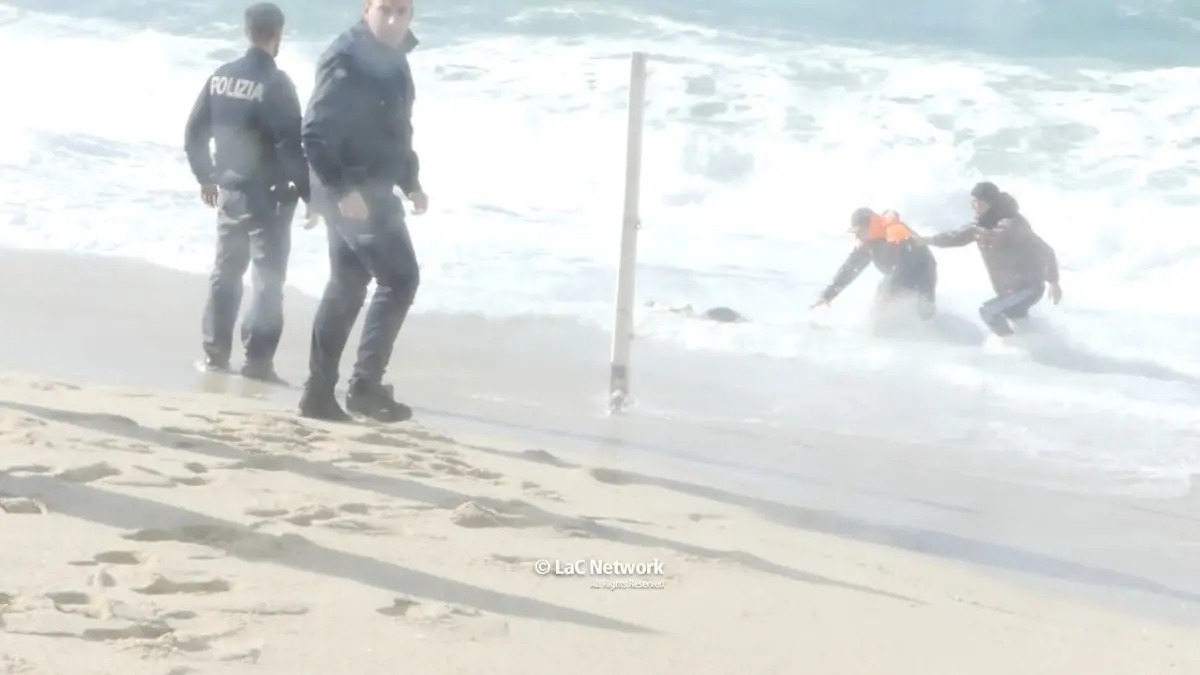 Cadavere recuperato in mare a Tropea, dal giubbotto di salvataggio un indizio: potrebbe provenire dal Nord Africa\n