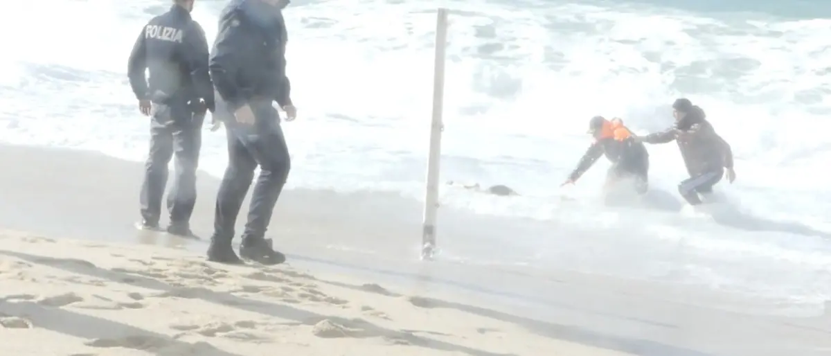 Cadavere recuperato in mare a Tropea, dal giubbotto di salvataggio un indizio: potrebbe provenire dal Nord Africa\n