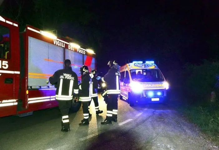 Incidente sulla 106, auto si schianta contro un muro: tre giovani feriti\n