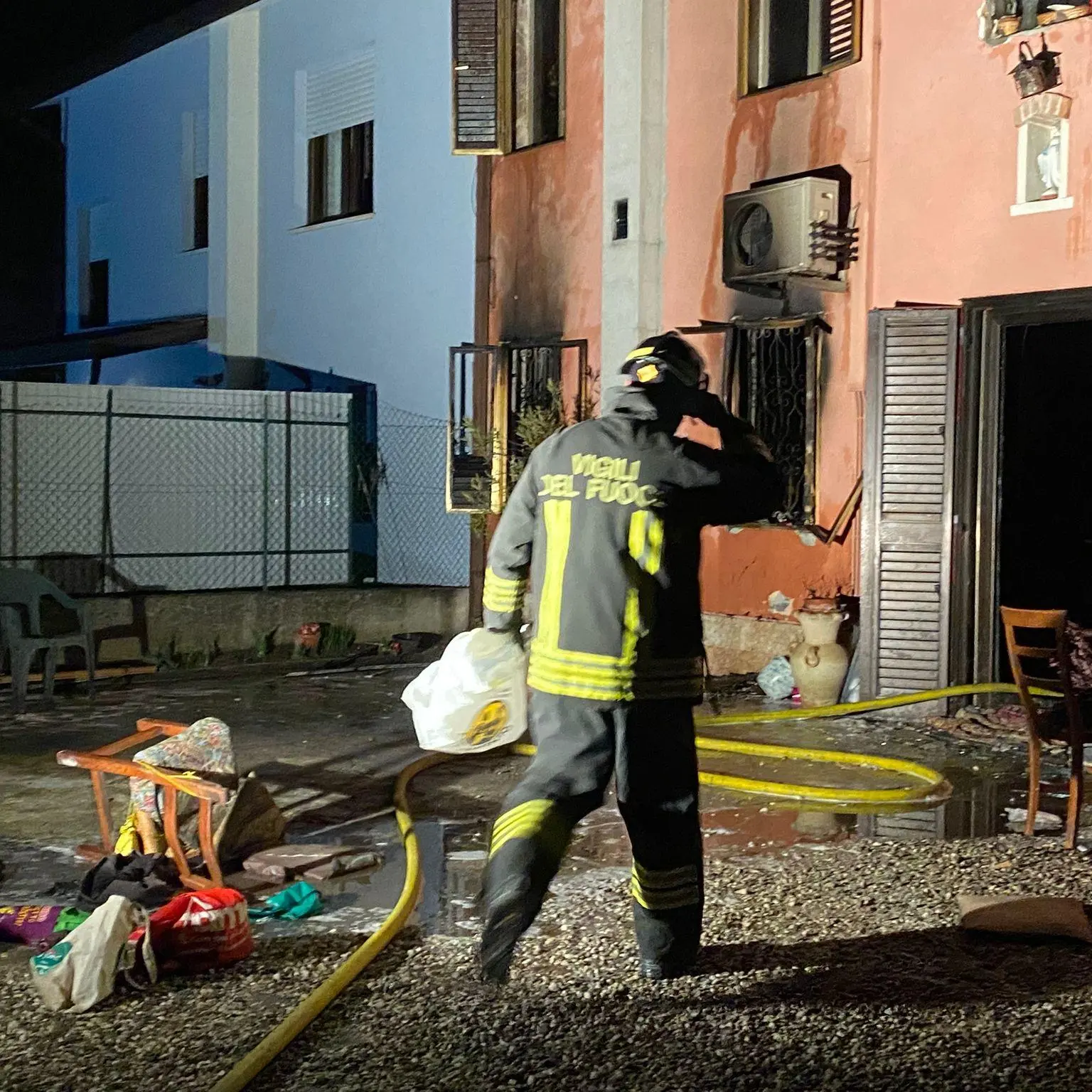 Verona, madre e figlia muoiono intossicate nel rogo della loro casa a Cerea\n