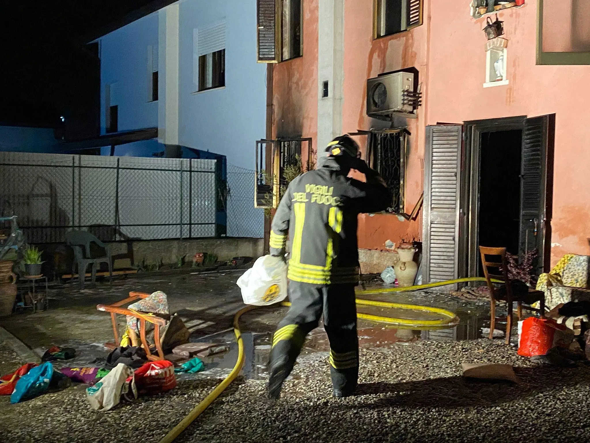 Verona, madre e figlia muoiono intossicate nel rogo della loro casa a Cerea\n