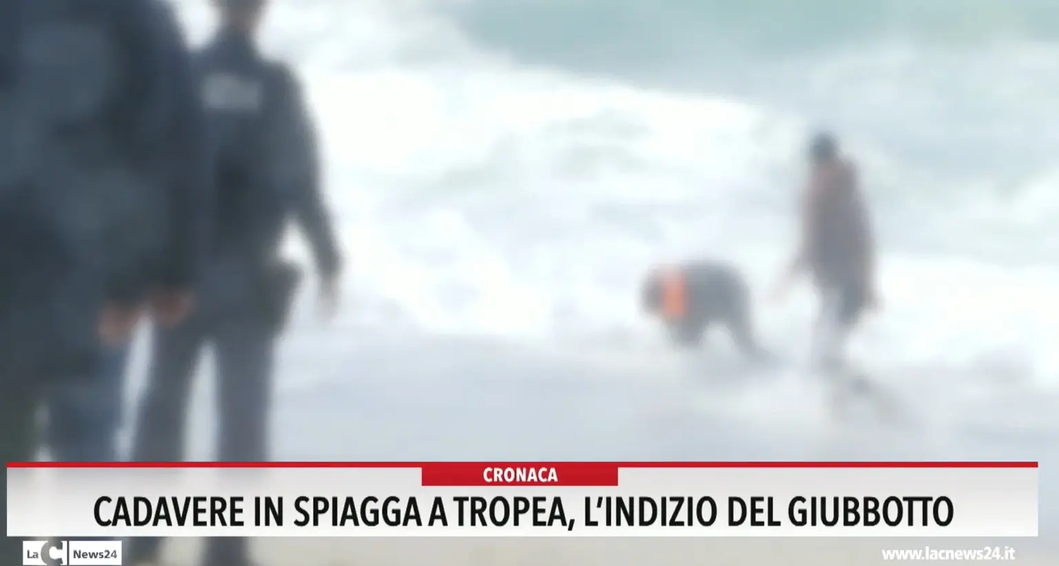 Cadavere in spiaggia a Tropea, l'indizio del giubbotto