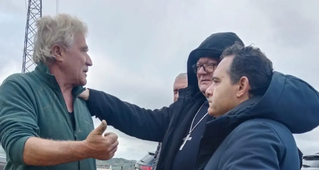 Alluvione a Tarsia, il vescovo tra le famiglie nel fango: «Nessuno resti solo, ora servono fatti»\n