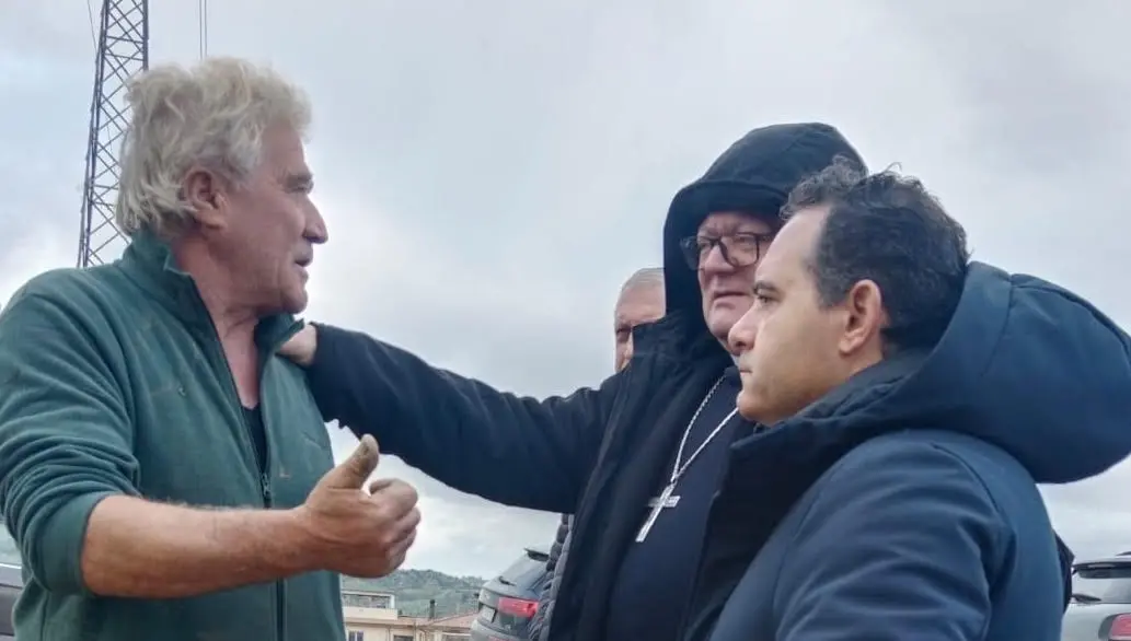 Alluvione a Tarsia, il vescovo tra le famiglie nel fango: «Nessuno resti solo, ora servono fatti»\n