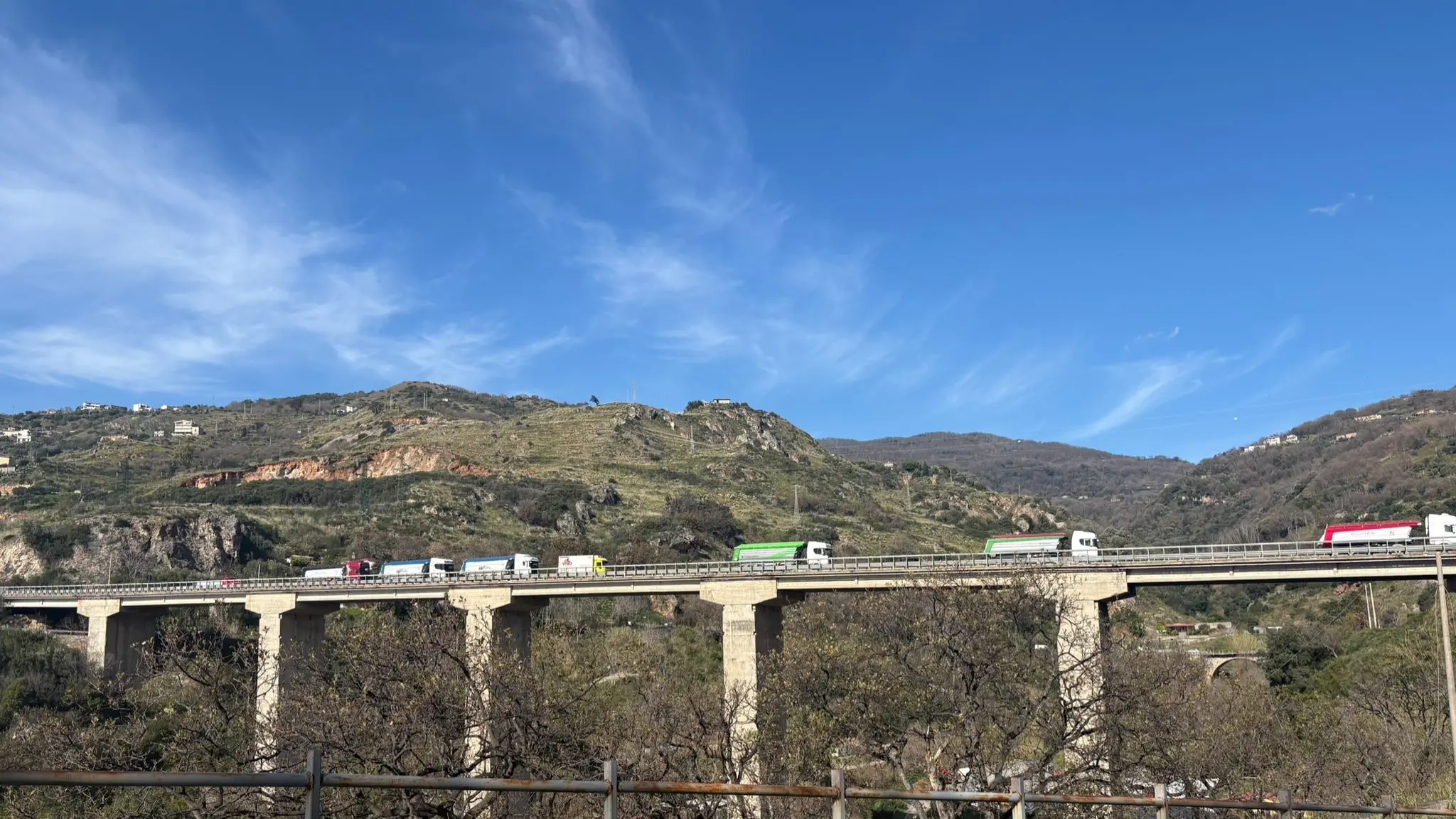 <p>I tir in coda sulla Ss18</p>\\n