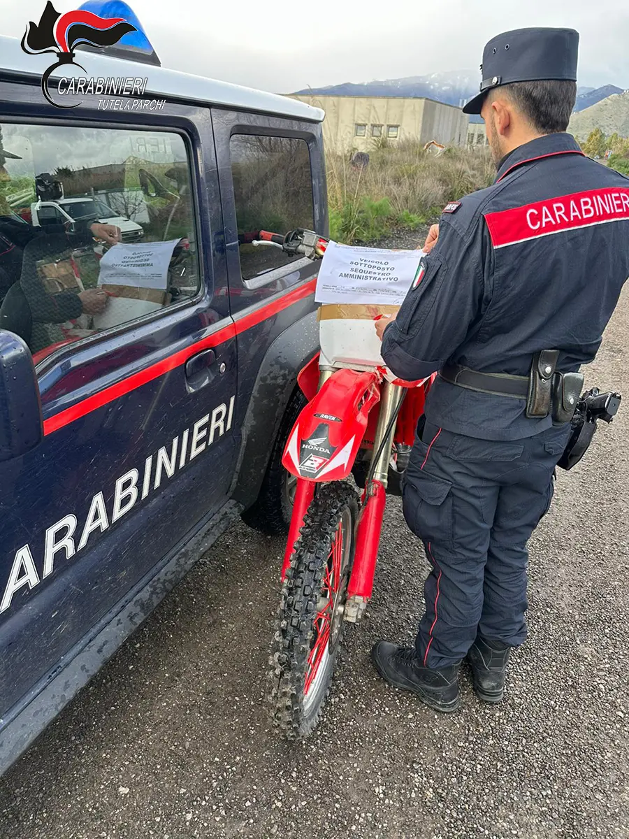 Moto da cross senza documenti: scatta il sequestro dei Carabinieri Parco\n