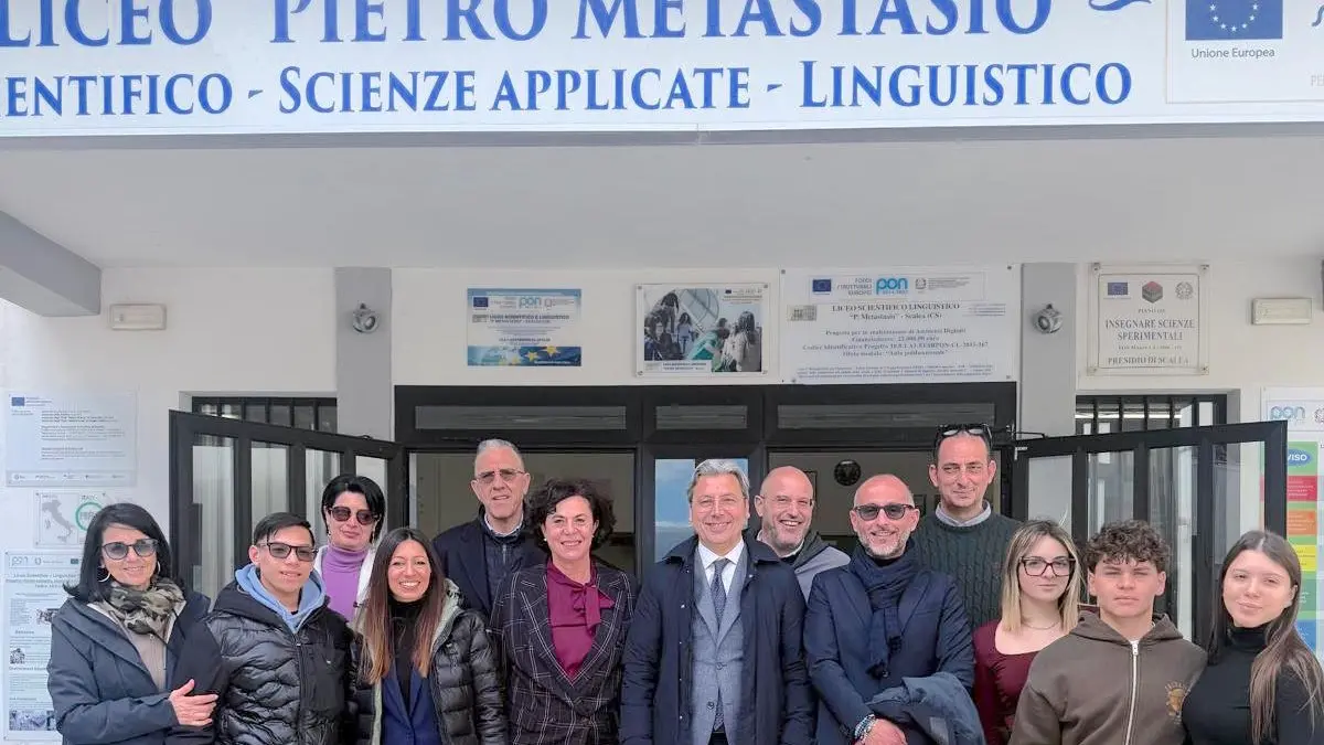 <p>La foto di gruppo all'ingresso della scuola</p>\\n