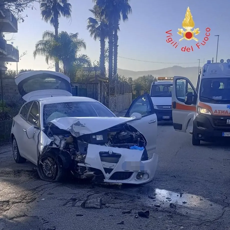 Giulietta sbanda e finisce fuori strada: conducente ferito estratto dall’abitacolo